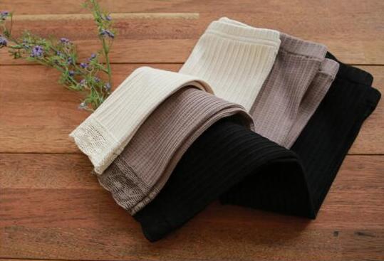 سراويل ضيقة مطاطية محبوكة للأطفال بتصميم دانتيل بسيط