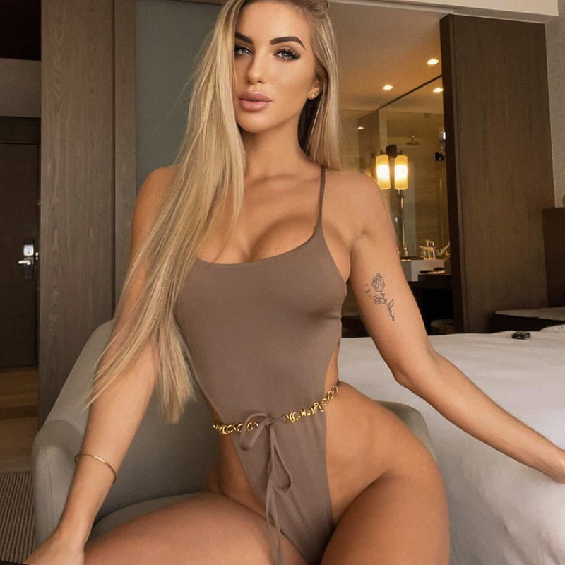 بلوزة نسائية بتصميم بودي سوت بسلسلة وتنسيق دانتيل