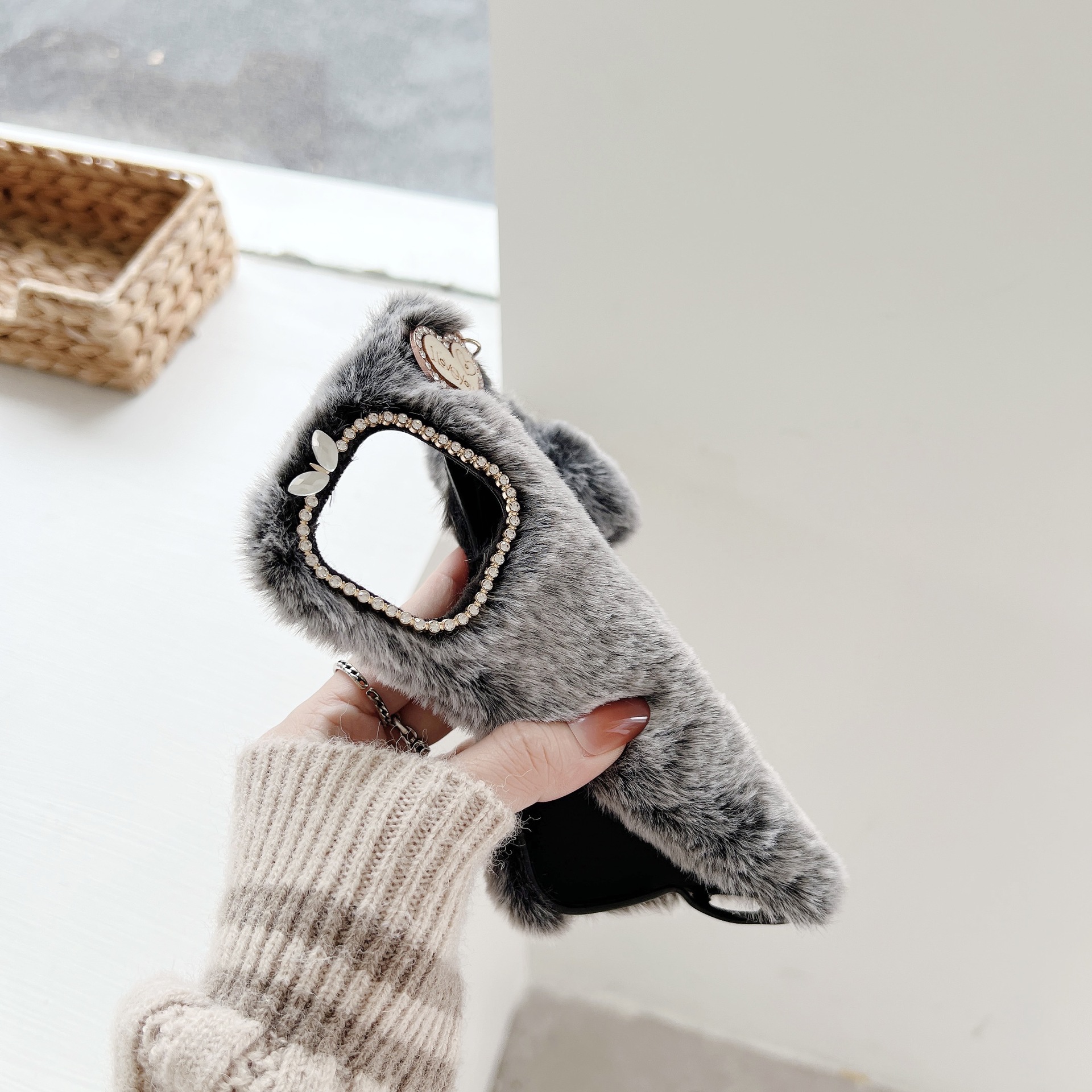 Winter Plush mobile phone case - Image 11