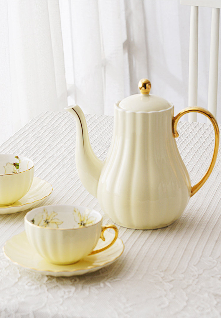 Yellow teapot 2cups and sau