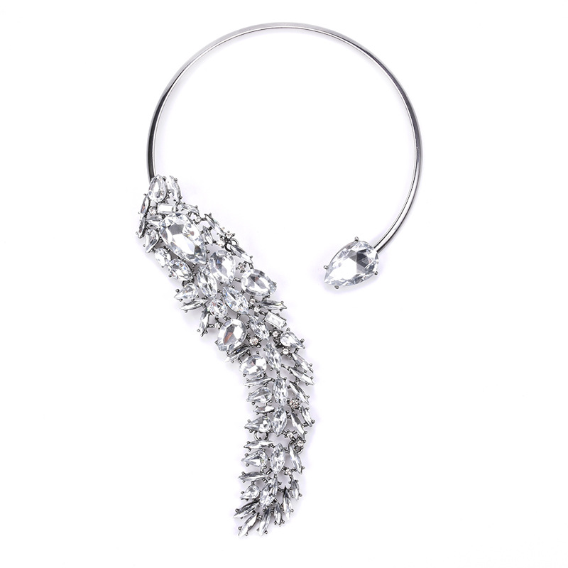 قلادة وردة فاخرة مرصعة بالماس الكامل