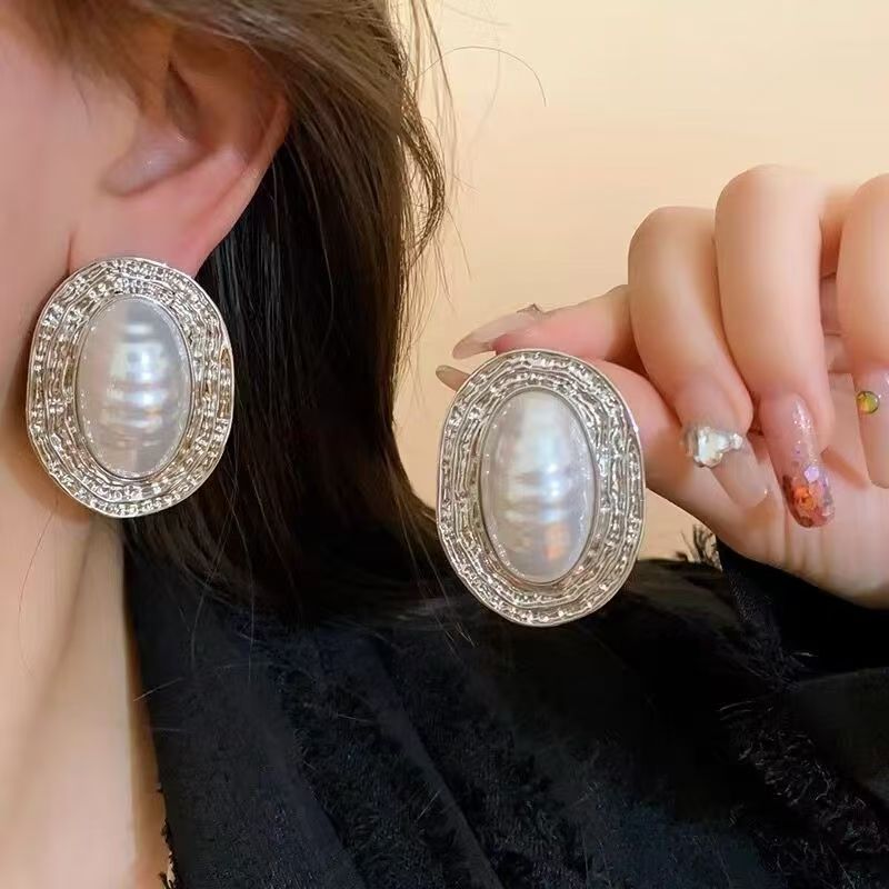 New Arrival French Retro Large Beaded Earrings. Designed With Stylish Oval Metal Shape, Bold Silhouette, Featuring High-end Texture And Trendy European & American Style.