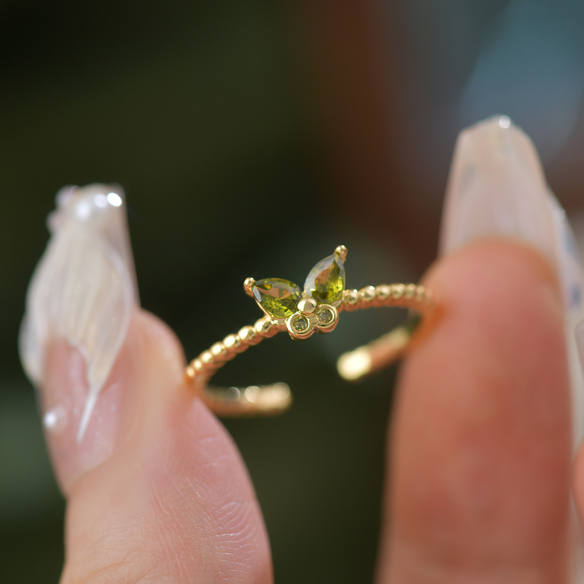 kerged luksuslikud kõrvarõngad ja kaelakee
