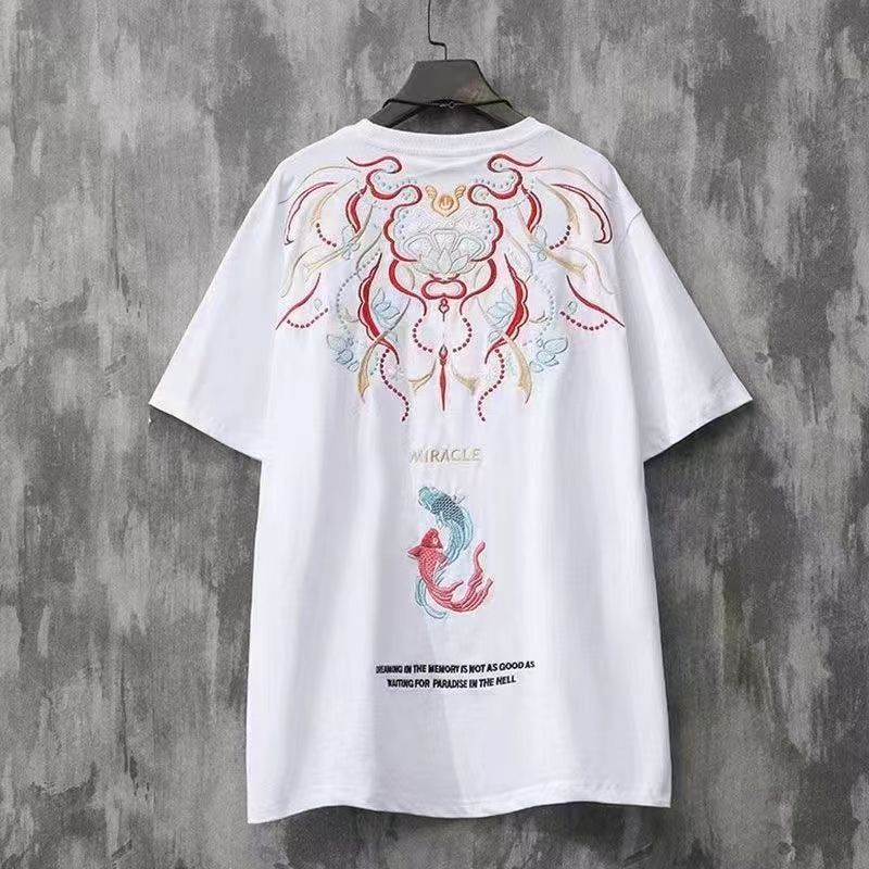 Title 3, T-shirt in cotone ricamato con carpe koi in sti...