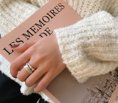 خاتم كلمات مستدير ناعم بتصميم عصري وأنيق يعكس الموضة الرجعية