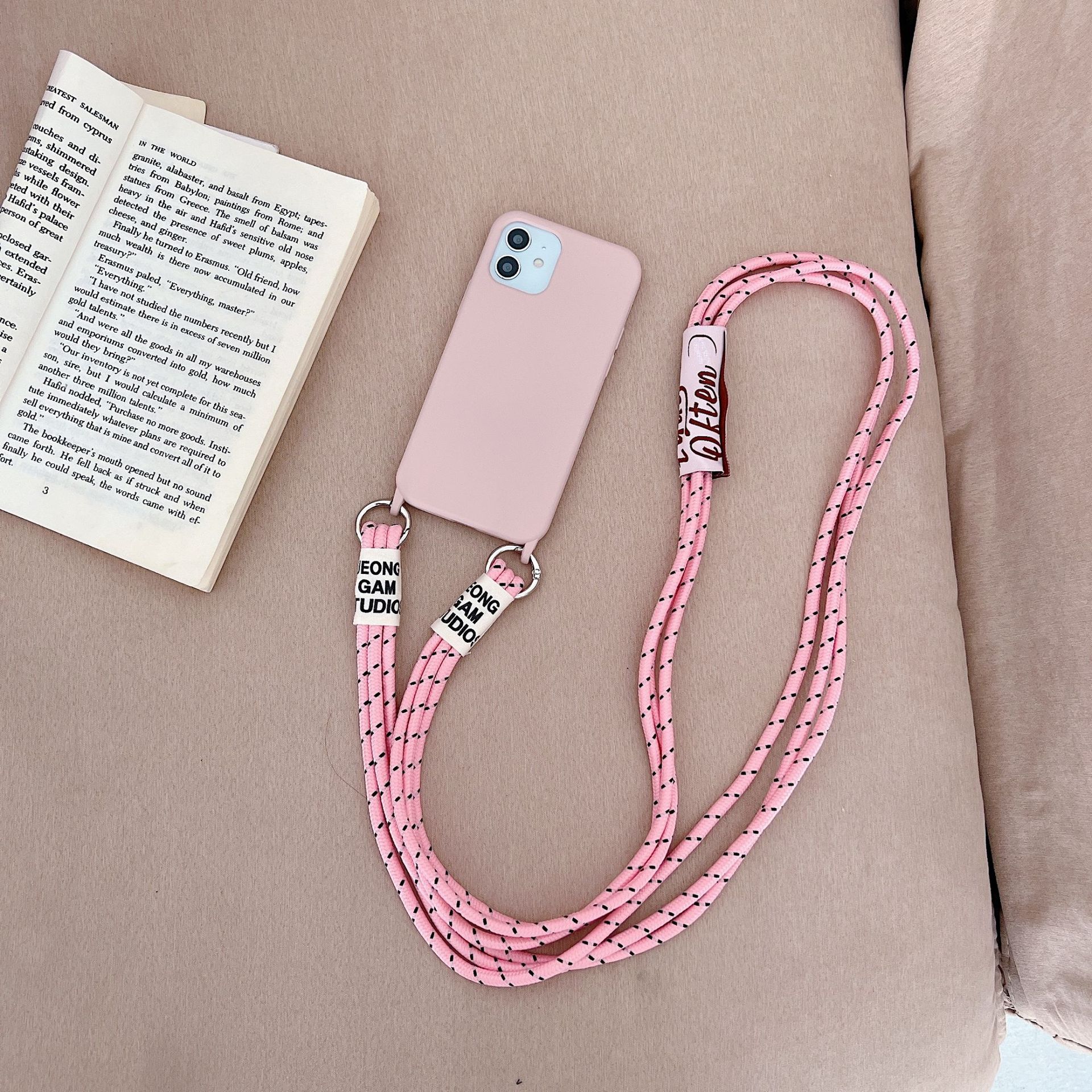 Coque en silicone liquide avec longue lanière diagonale bleu nuit pour iPhone 12