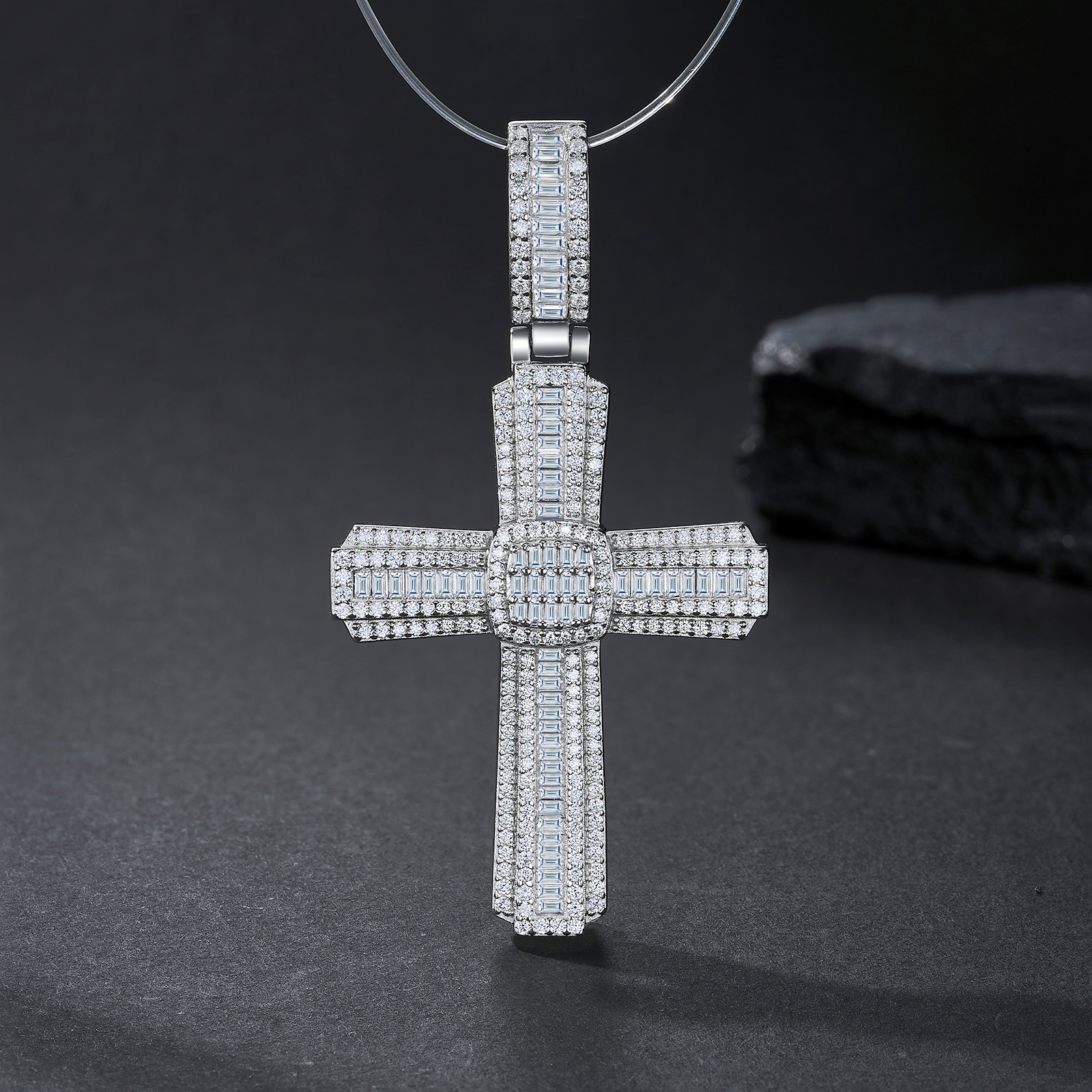 A Luxurious And Fashionable Minimalist Jewelry Pendant Necklace Set With Top-quality Moissanite, Made Of S925 Silver Electroplated With Platinum.