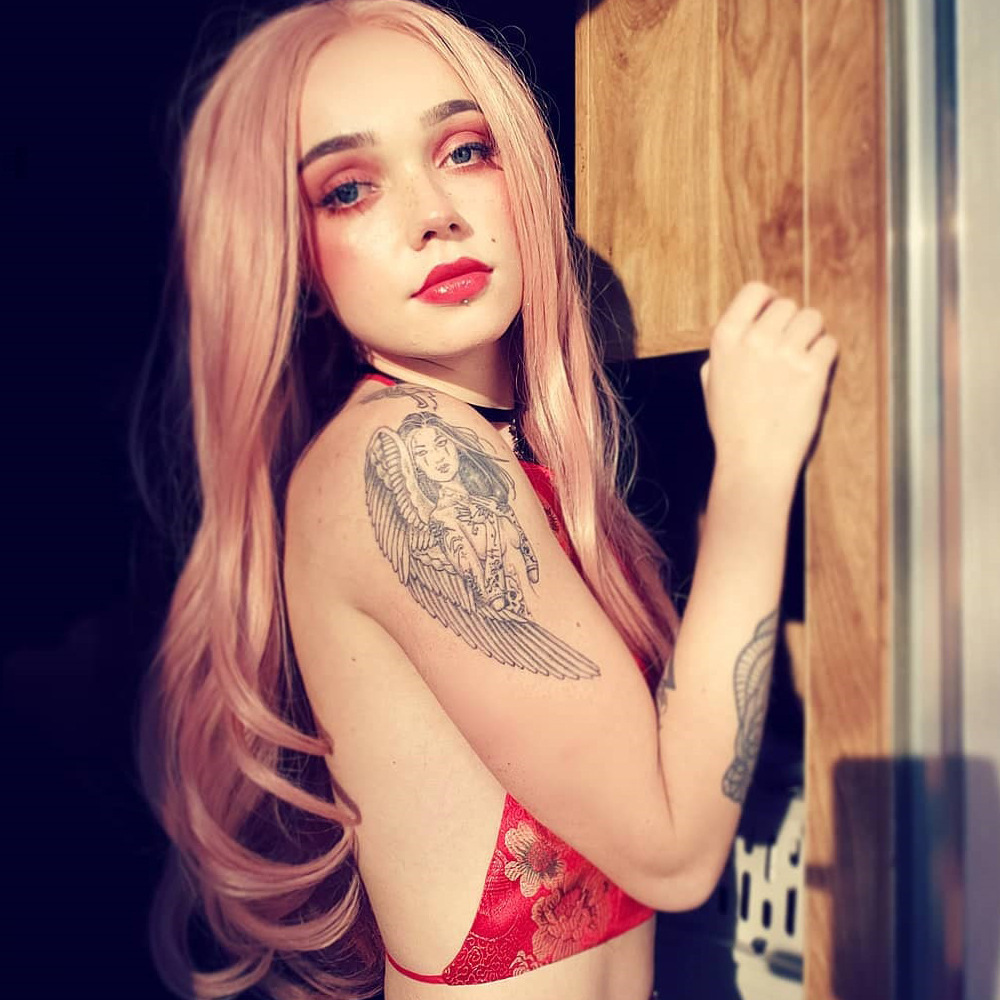 European And American Women With Curly Hair And Wavy Wigs — foto 5