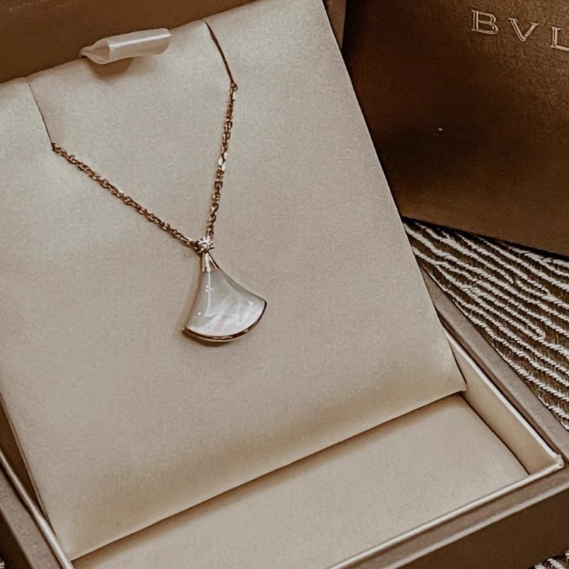 High Version Light Luxury Fan Skirt Pendant Necklace For Women, Niche White Mother Of Pearl Clavicle Chain, New Trendy Jewelry Gift For Her