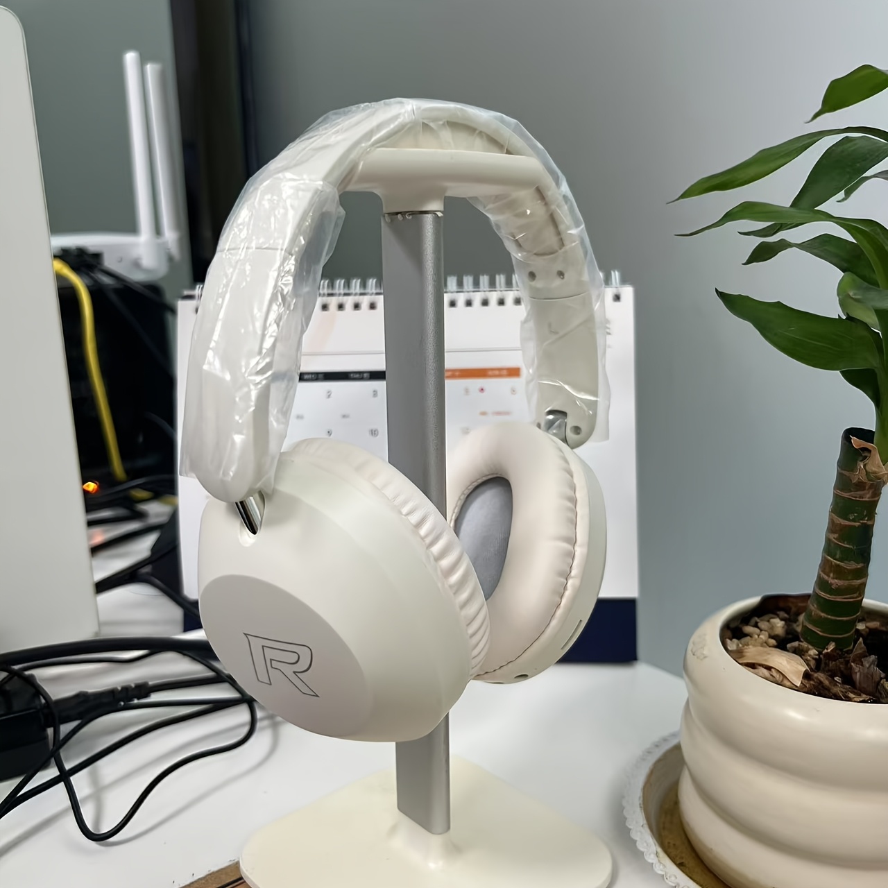 This Bluetooth Headset With A Microphone Offers A 15-hour Playback Time. It Is Retractable With High Sound Quality And Soft Memory. The Ear Cups Are Controlled By Buttons And Are Suitable For Music, S