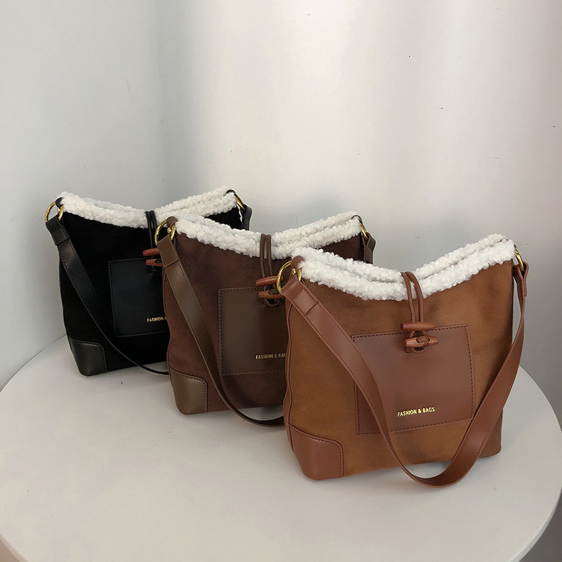 Title 1, Kleine, quadratische Tasche aus Lammfleece mit ...