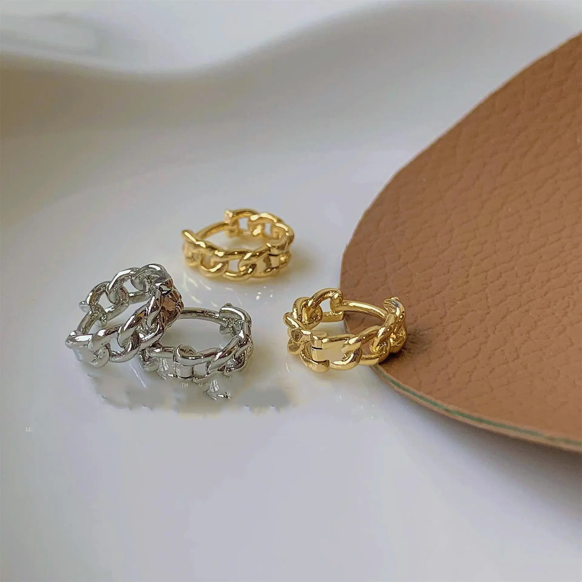 All-matching Ear Clip Metal Cold Style Hollow Twist Fashion Ear Jewelry