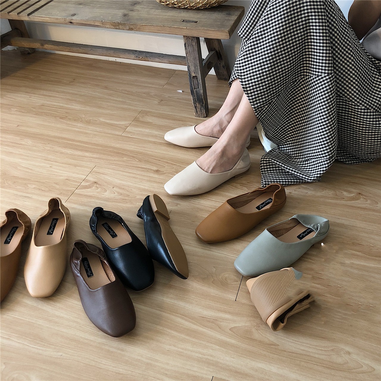 Flat-bottomed Loafers Wear Two Shoes And One Pedal