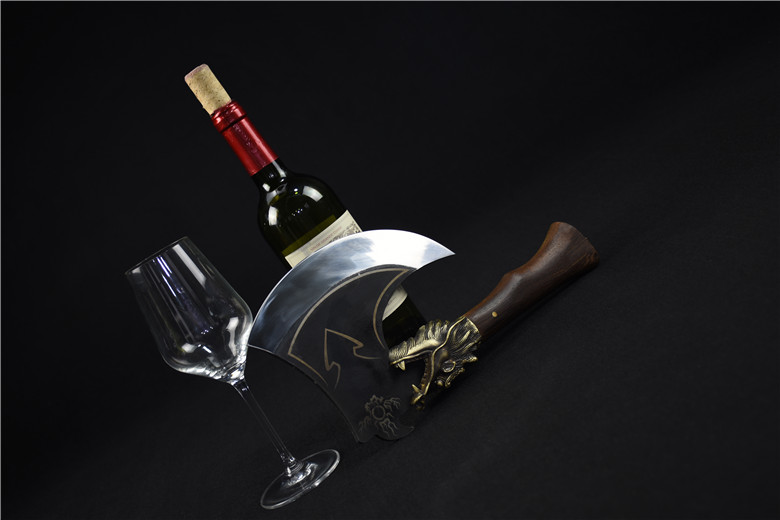 قطعة عظم بتصميم رأس التنين