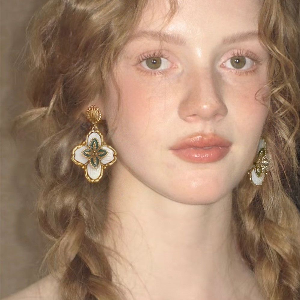 Vintage Carved Stud Earrings. Luxury And Sophisticated Style, Retro Aesthetic With Unique Niche Design.