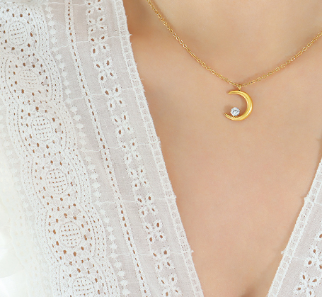 قلادة لونا لا المزينة بزركونيا ذهبية لامعة