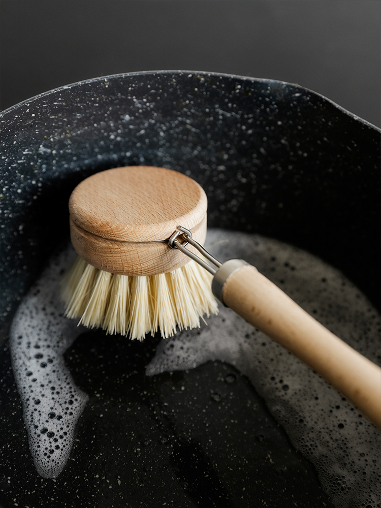 Title 7, Simple wood handle pot brush