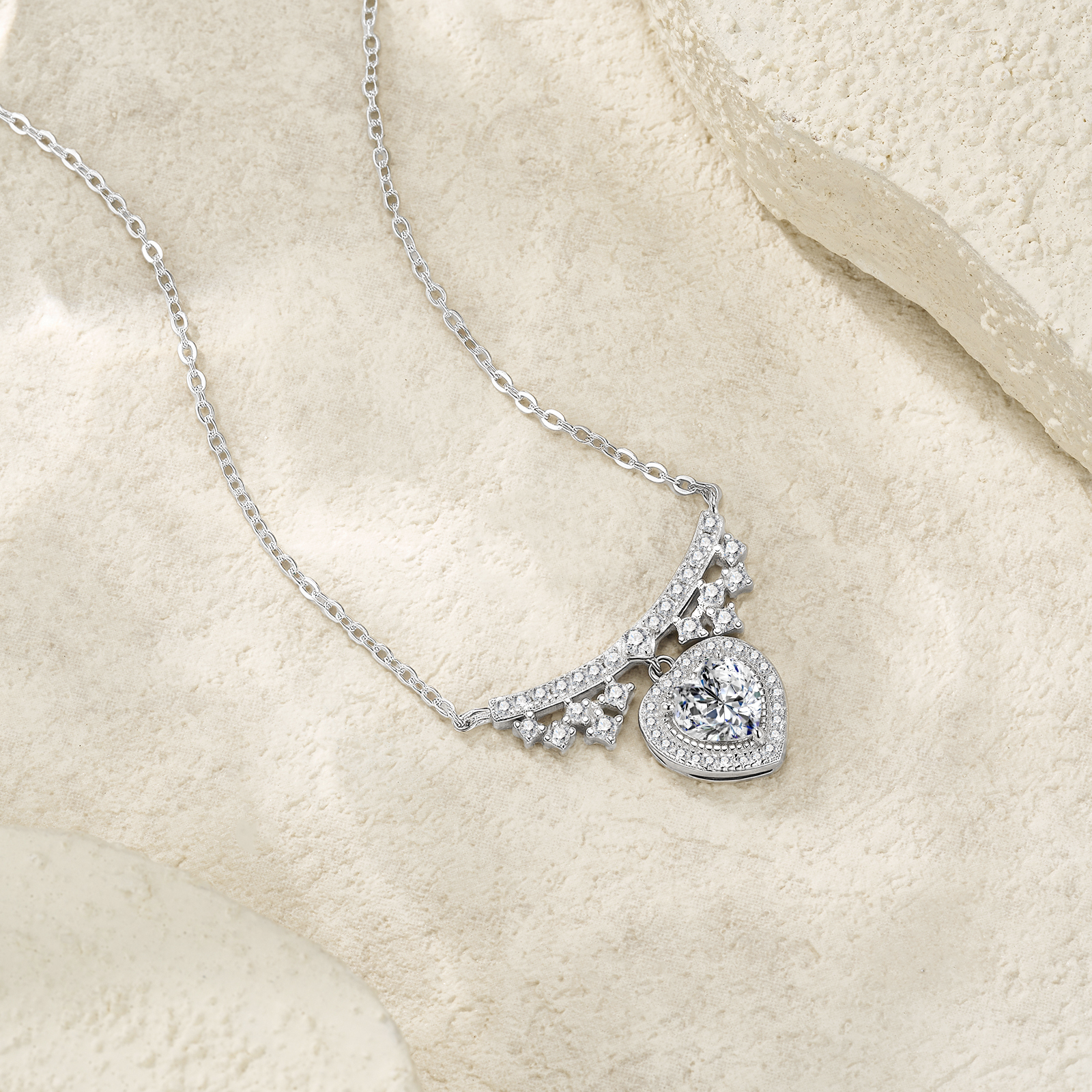 A Luxurious And Fashionable Minimalist Jewelry Pendant Necklace Featuring Top-quality Moissanite, Made Of S925 Silver Electroplated With Platinum.