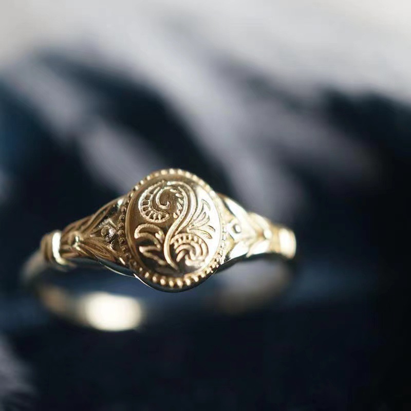 Title 1, 925 Plated Retro Fashion Carved Ring A stylish...