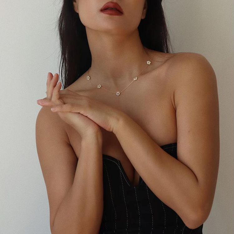 عقد وردي من اللؤلؤ البسيط