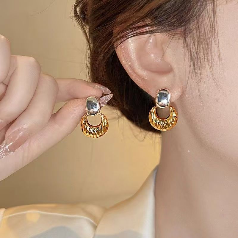 2026 New Autumn Winter Hong Kong Style Metal Plaid Stud Earrings For Women, High-End Niche Designer Light Luxury Ear Jewelry