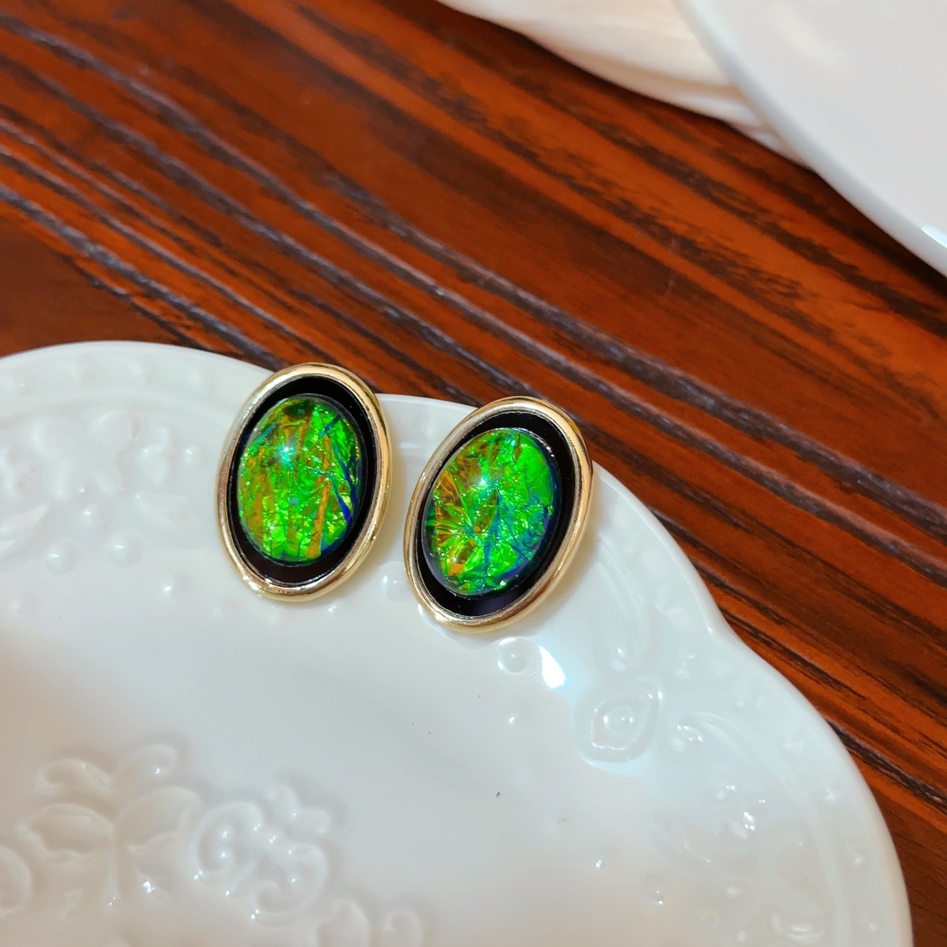 Retro Enamel Flower Earrings - Vintage Niche Premium Studs, Light Luxury Versatile Classy Ear Jewelry