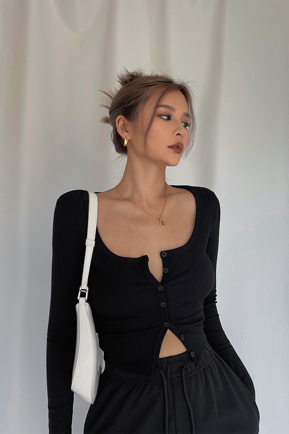 Homemade Super Revealing Figure With Collarbone Exposed Long Sleeved High Waisted Short Top That Spicy Girls Love To Wear