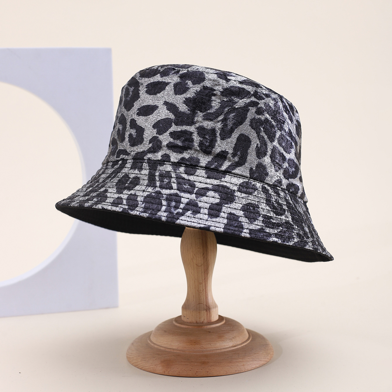 Printed Leopard Print Wide-brimmed European-style Fashionable Flat-top Fisherman Hat, Suitable For Outdoor Shopping Outings.