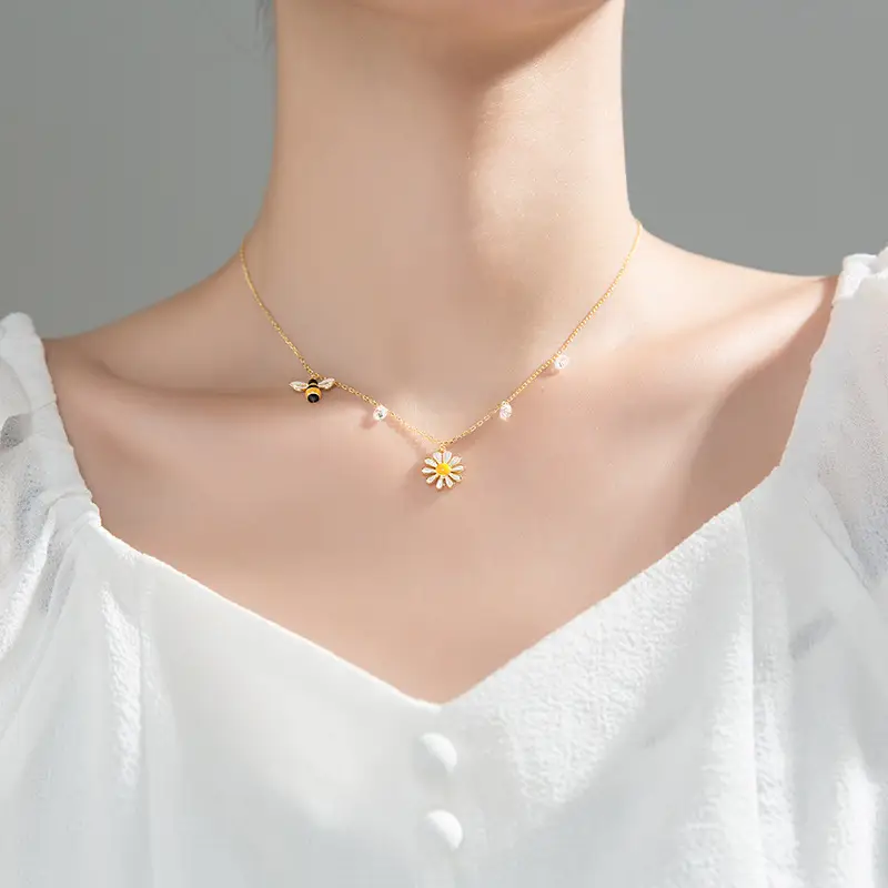 Small White Chrysanthemum Sun Flower Clavicle Chain Femininity Little Bee