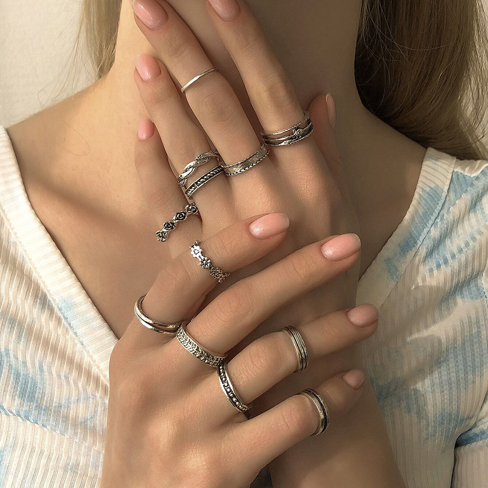 Trendy Cool Girl Retro Personality With Simple Accessories