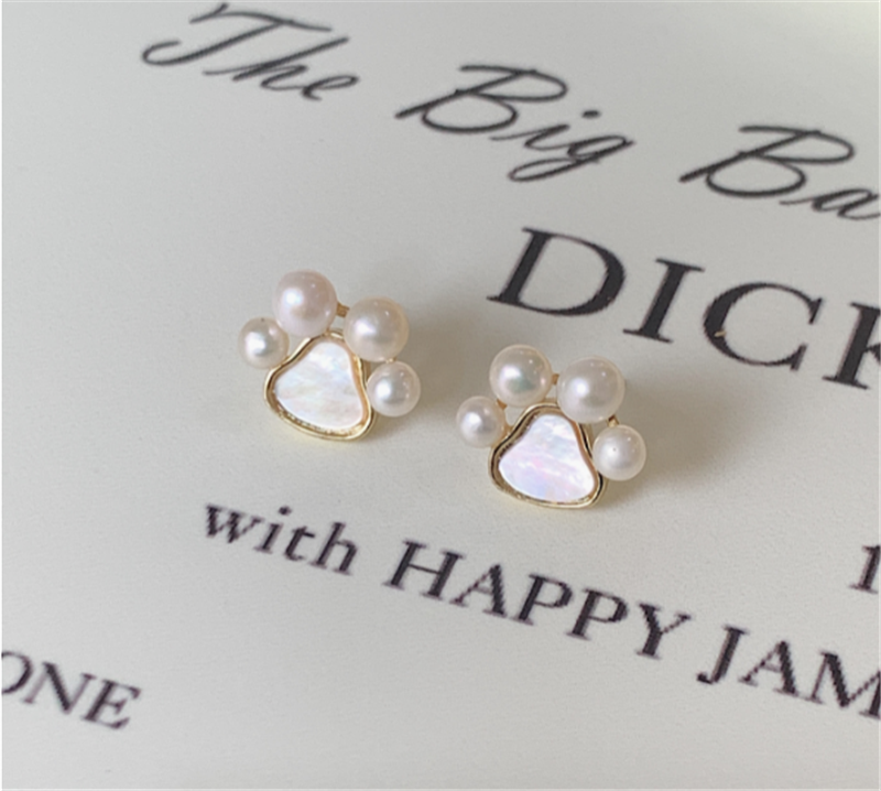 Elegant Design Sense Natural Freshwater Pearl Kitten Claw Earrings