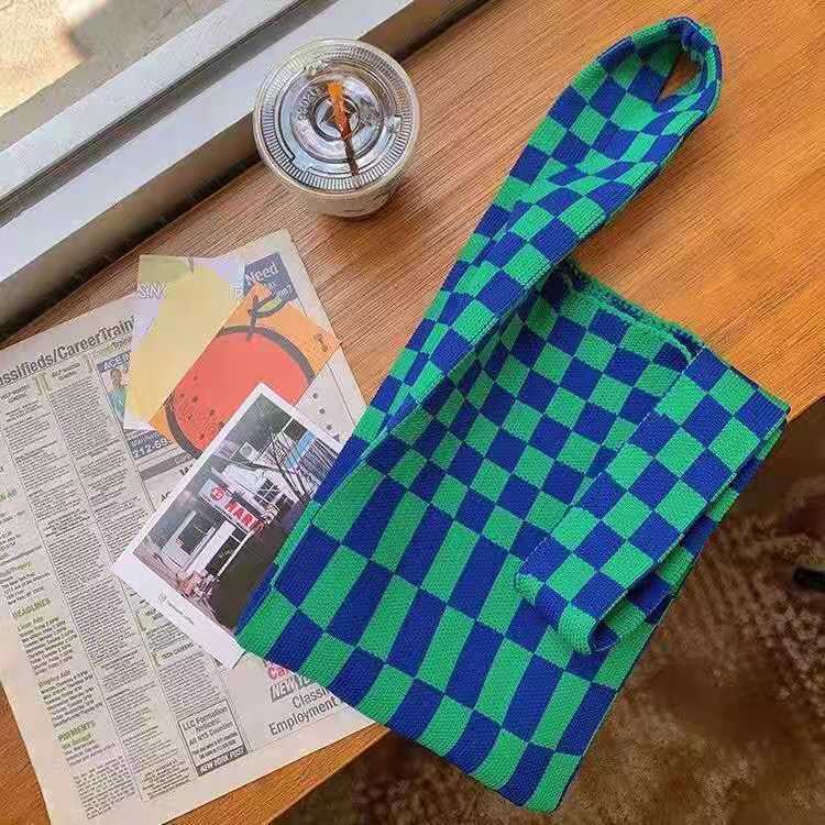 حقيبة يد محبوكة بتصميم مربعات ملونة