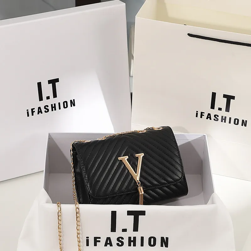 Fashion Chain Versatile One Shoulder Messenger Bag - Black