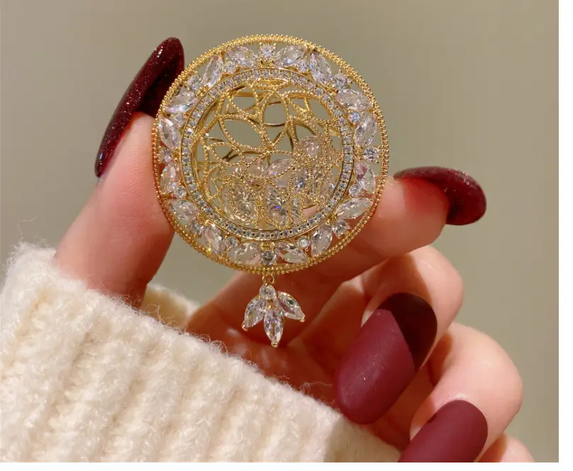 Retro Hollow Lace Set Diamond Disc Pendant Chest