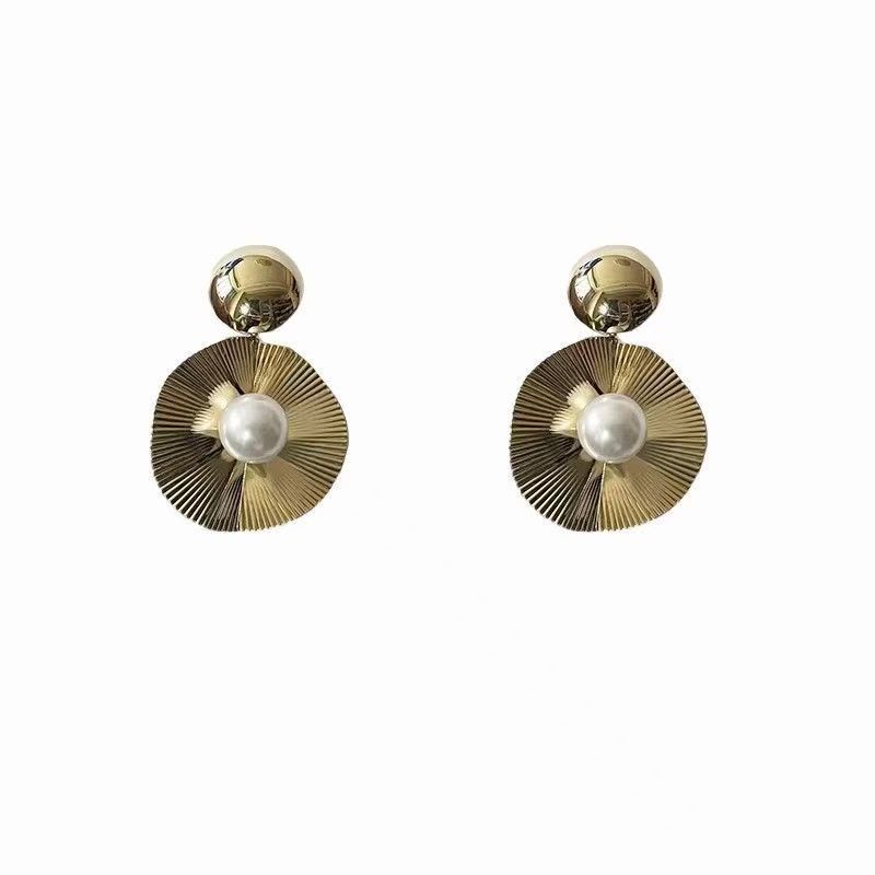 Distinctive Design With No Duplicate Styles. Retro European & American Metal And Pearl Earrings, Bold, Stylish And Eye-catching, A Top Trending Pick.
