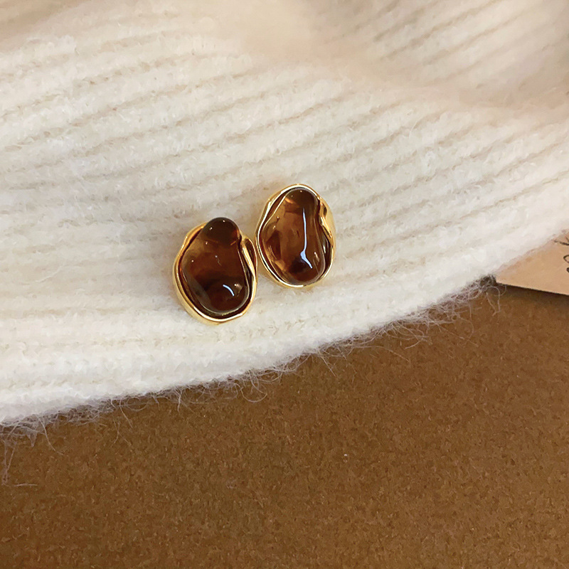 Vintage Brown Resin Stud Earrings with Gold-Tone Frame – Geometric Retro Statement Earrings - Image 2