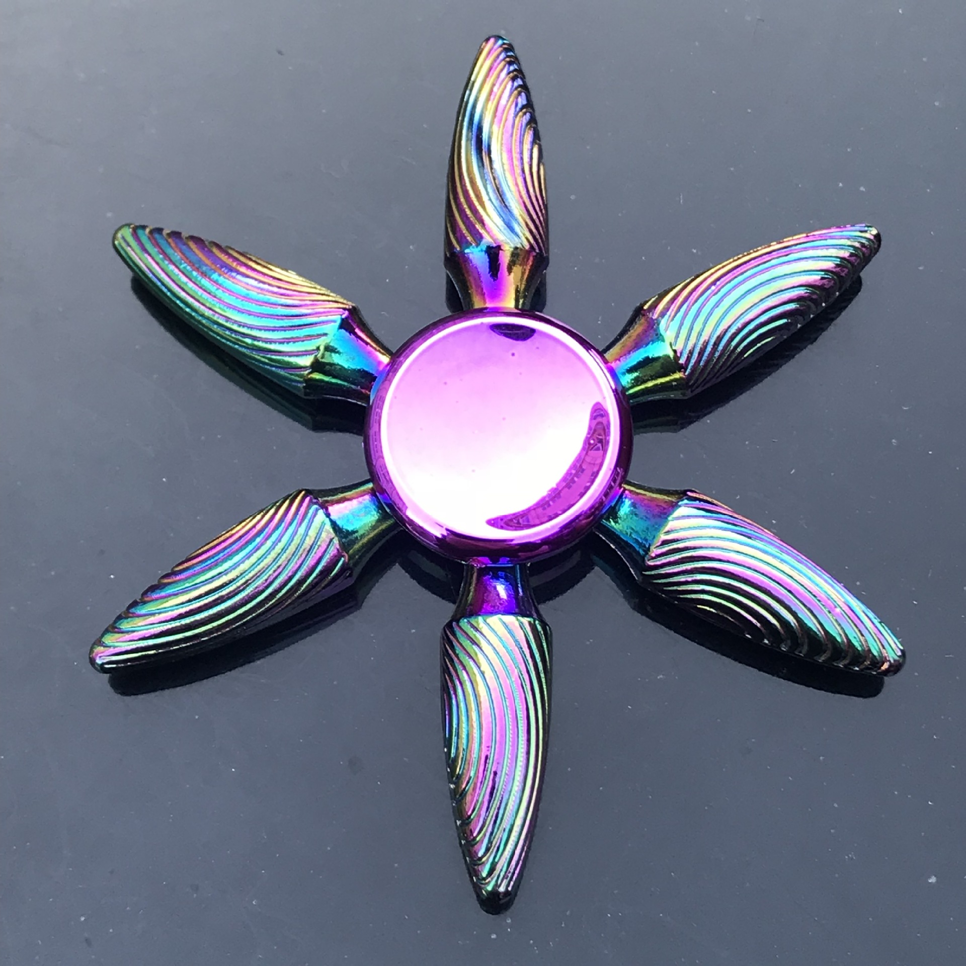 High-speed spinning metal fidget spinner decompression toy.