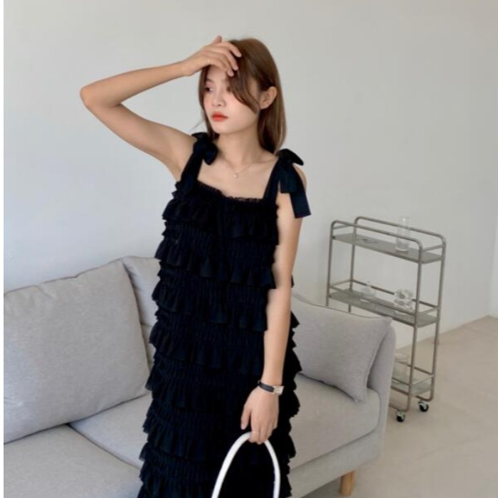 Women's Dress With Suspenders And Long Skirts Were Thin