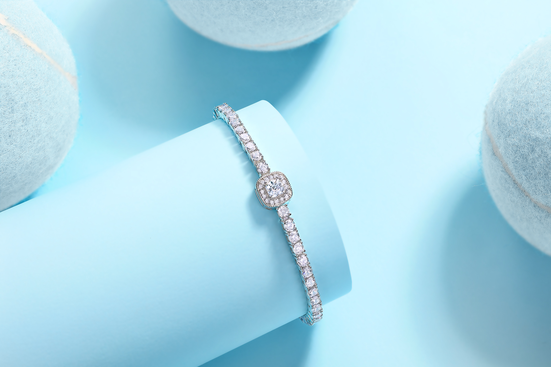 Set With Top-quality Moissanite, This Luxurious And Fashionable Light Luxury Jewelry Silver Bracelet Is Made Of S925 Silver Electroplated With Platinum