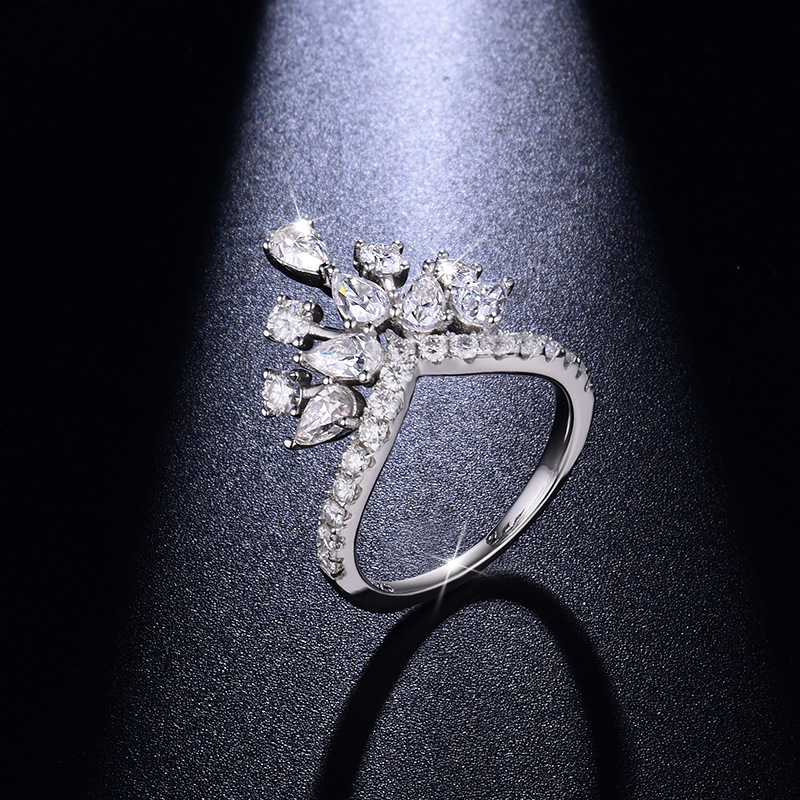 Wave Queen - A Luxurious And Fashionable Minimalist Jewelry Ring Adorned With Top-quality Moissanite. Made Of S925 Silver Electroplated With Platinum. This Is A Women's Ring.