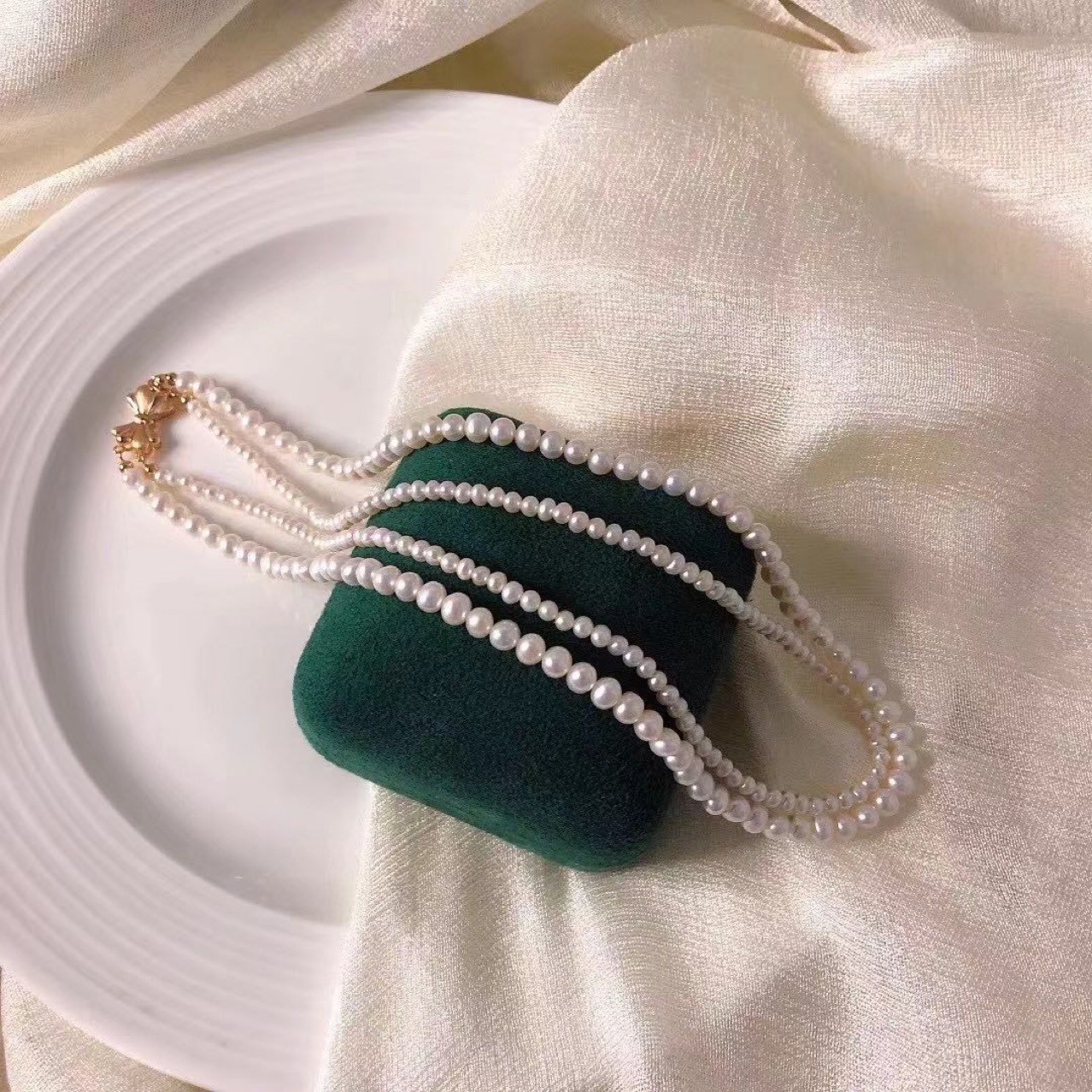 عقد فرنسي أنيق بتصميم فيونكة ولي گردد