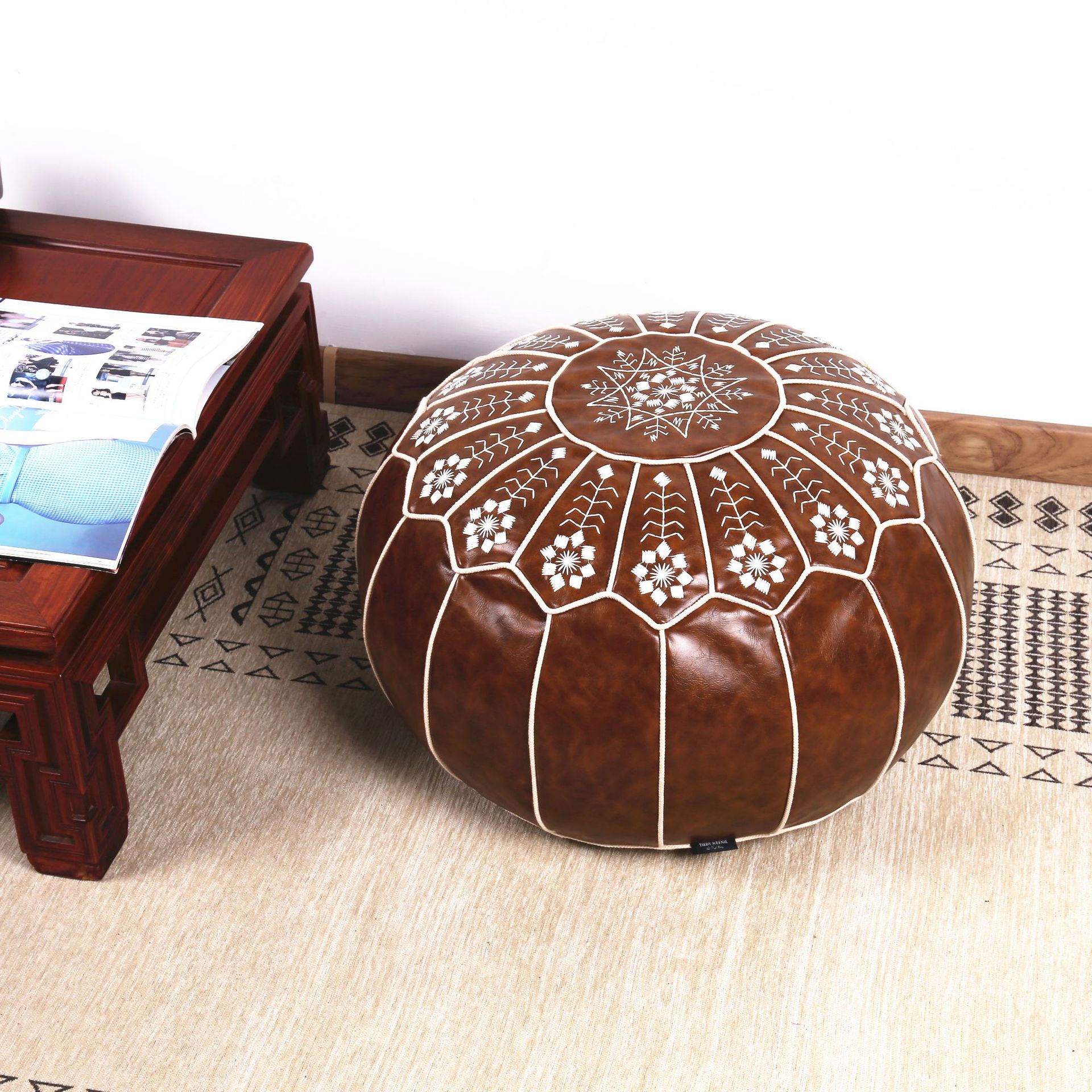Moroccan Leather Pier Hand-embroidered Sheepskin Futon — foto 4