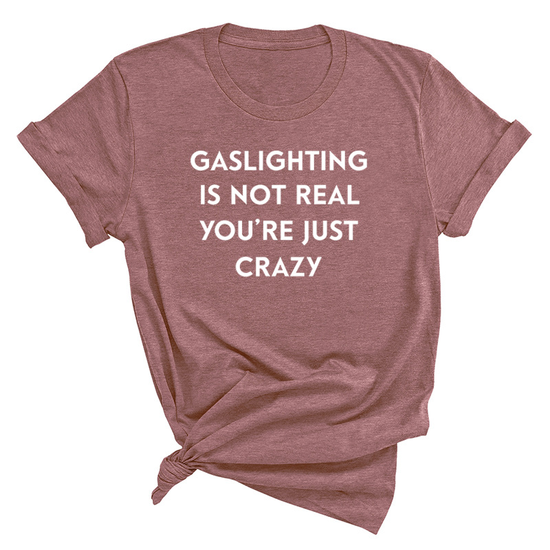 Title 7, Herrenmode mit Aufdruck „Gaslighting Is Not Rea...