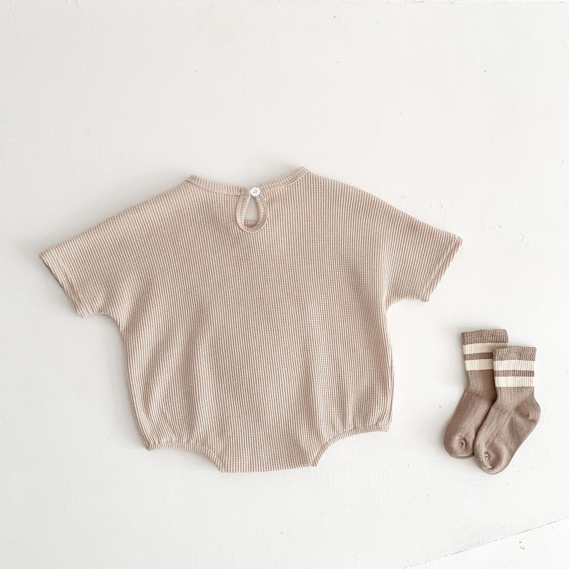 Title 5, Schattige kleine beer baby jumpsuit met korte m...