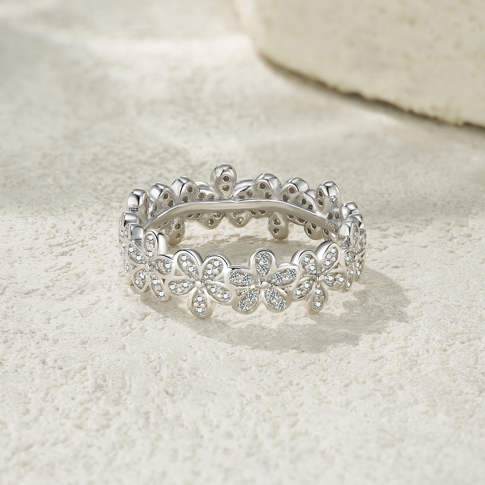 A Luxurious And Fashionable Minimalist Jewelry Ring Featuring Top-quality Moissanite, Made Of S925 Silver Electroplated With Platinum.