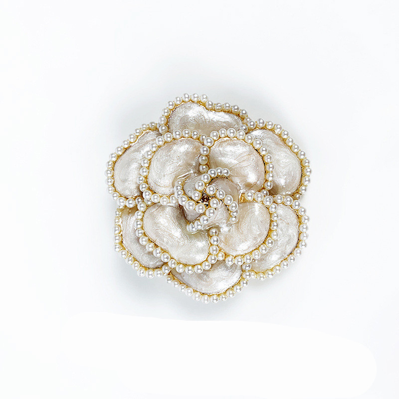 Title 6, Camellia brooch trinket