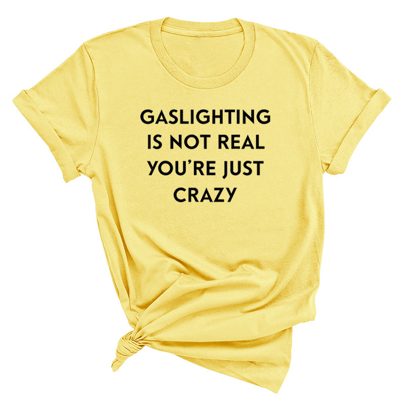 Title 14, Herrenmode mit Aufdruck „Gaslighting Is Not Rea...