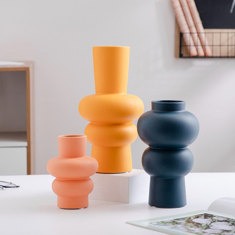 Керамическая ваза с цветами в скандинавском минималистском стиле для украшения гостиной