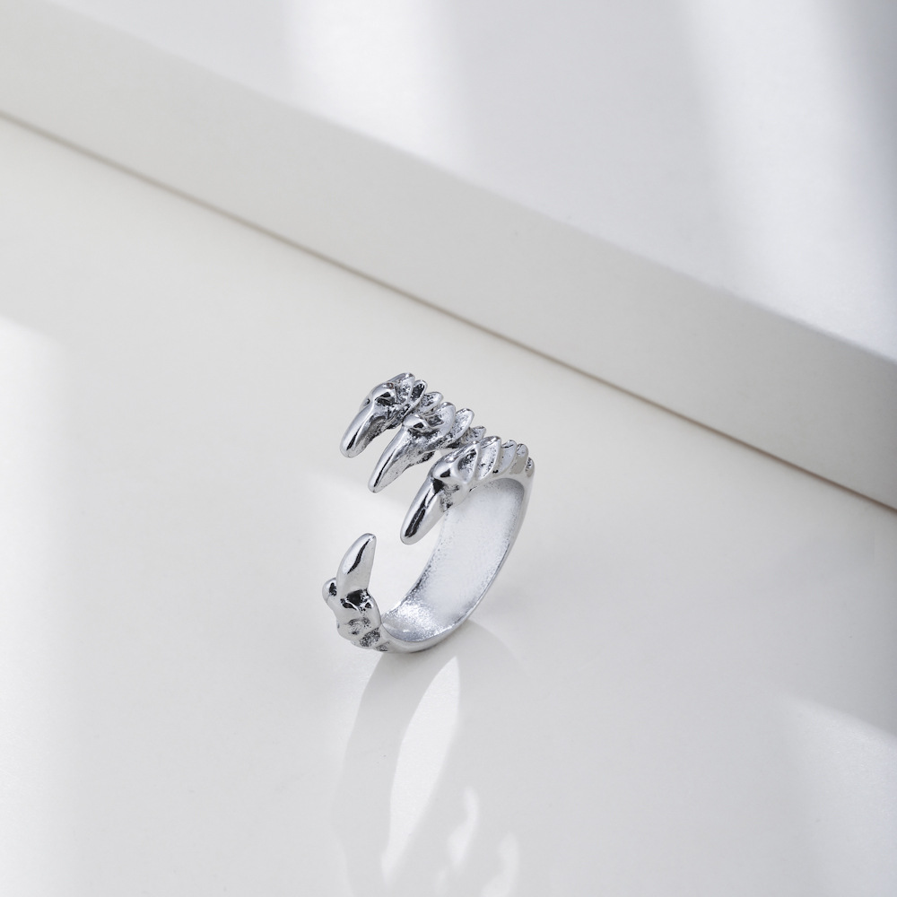 خاتم مخلب التنين بأسلوب الهيب هوب البانك الرجعي