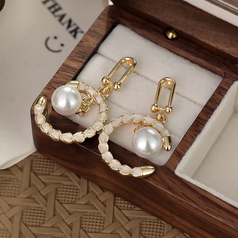 Korean Vintage Pearl Earrings For Women French Style Stud Earrings Elegant Premium Gift